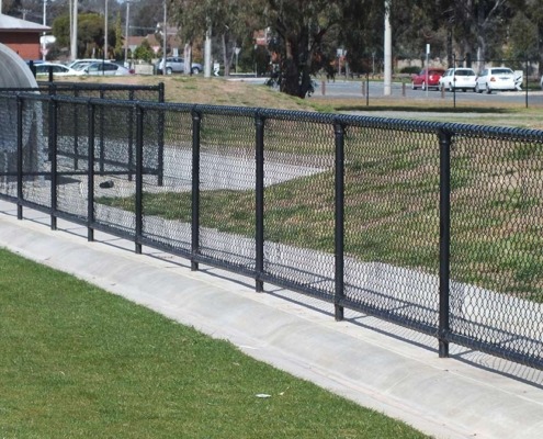 Chain mesh fence